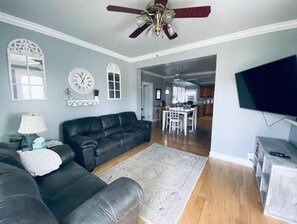 Smart TV - 3bed 2bath nestled in cozy Grandview neighborhood (pet friendly!) (Dubuque)