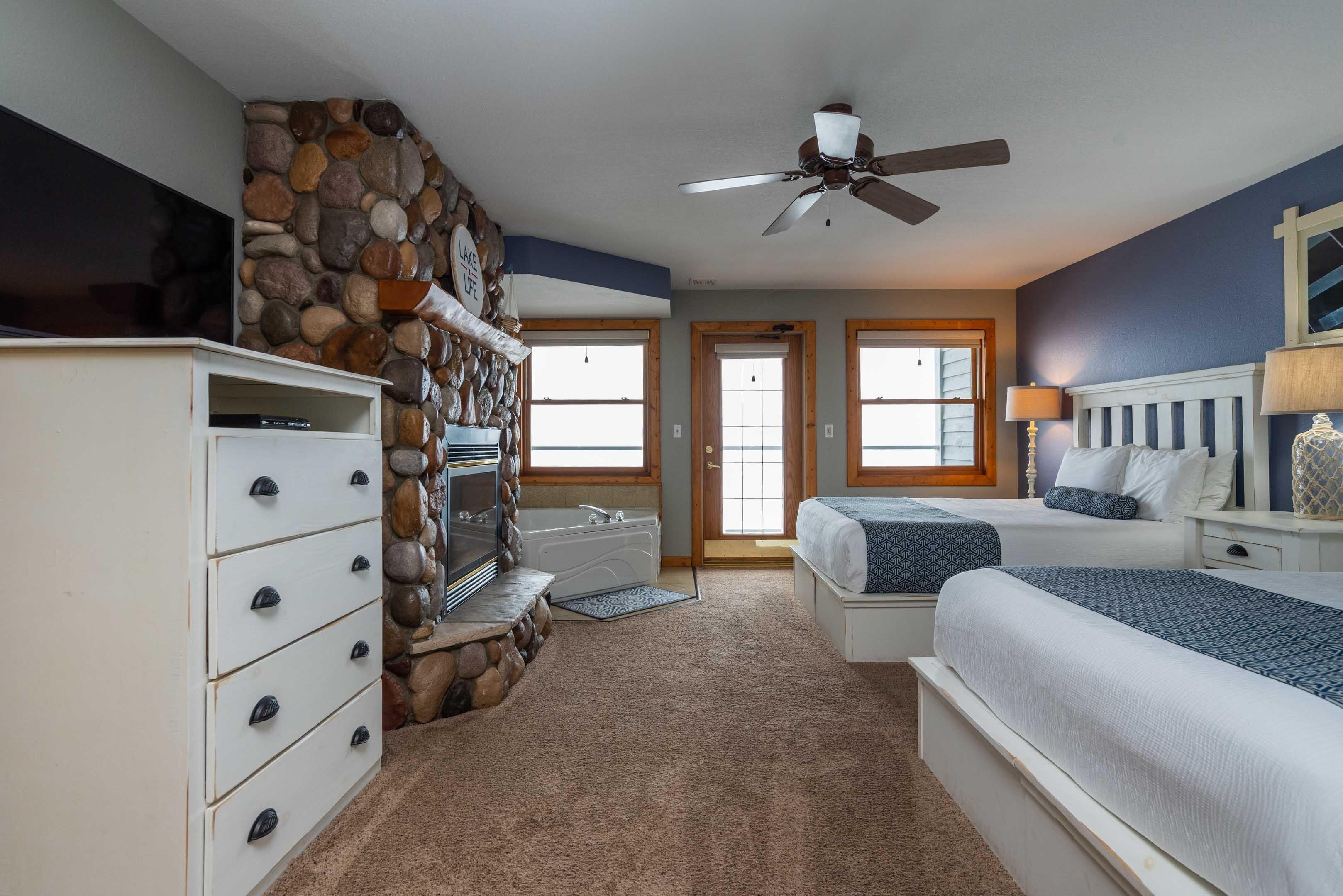Lakeside Lodge 2 Queen w/Jacuzzi on Gull Lake- Fireplace-Balcony - Pet Friendly!