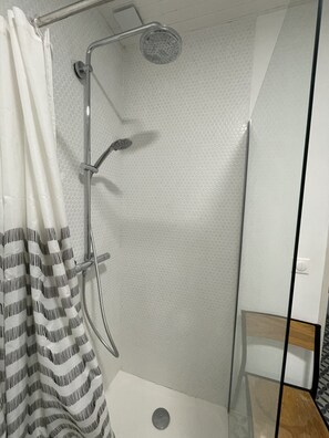 Shower, towels, toilet paper - Old restored wine storehouse between sea and forest (Royan)