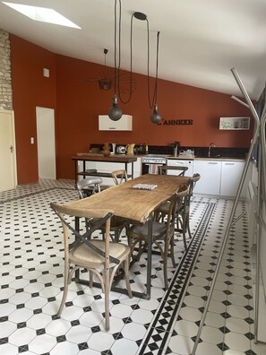 Dining - Old restored wine storehouse between sea and forest (Royan)