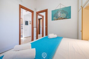 2 soverom, strykejern/-brett, reiseseng for barn og sengetøy