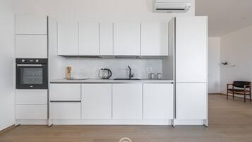 Fridge, oven, stovetop, dishwasher