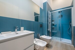 Dutxa, assecador de cabells, bidet i tovalloles 