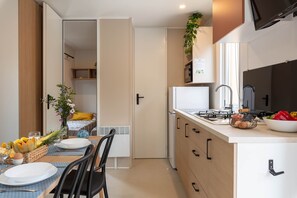 Coffee/tea maker, fridge, microwave, stovetop - Le Palmier, mobile home not overlooked (Hyères)