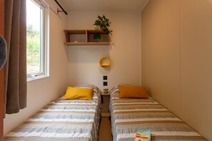 2 bedrooms, iron/ironing board - Le Palmier, mobile home not overlooked (Hyères)