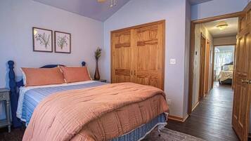 2 bedrooms, desk, iron/ironing board, free WiFi