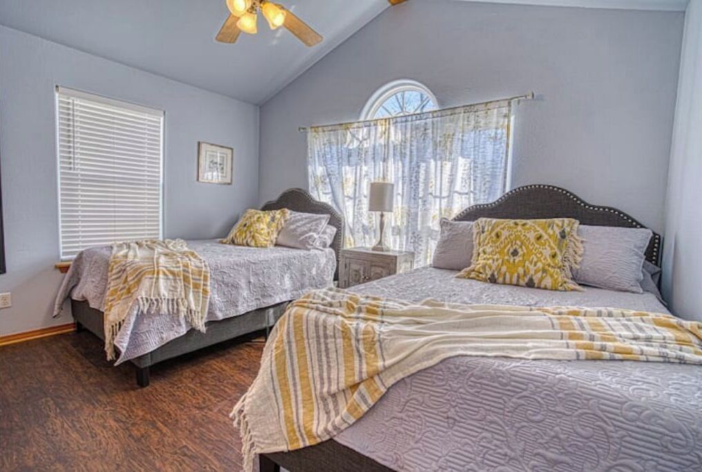 2 habitaciones, escritorio, tabla de planchar con plancha y wifi gratis 