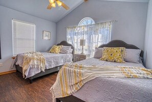 2 室のベッドルーム、デスク、アイロン / アイロン台、WiFi (無料)