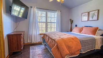 2 bedrooms, desk, iron/ironing board, free WiFi