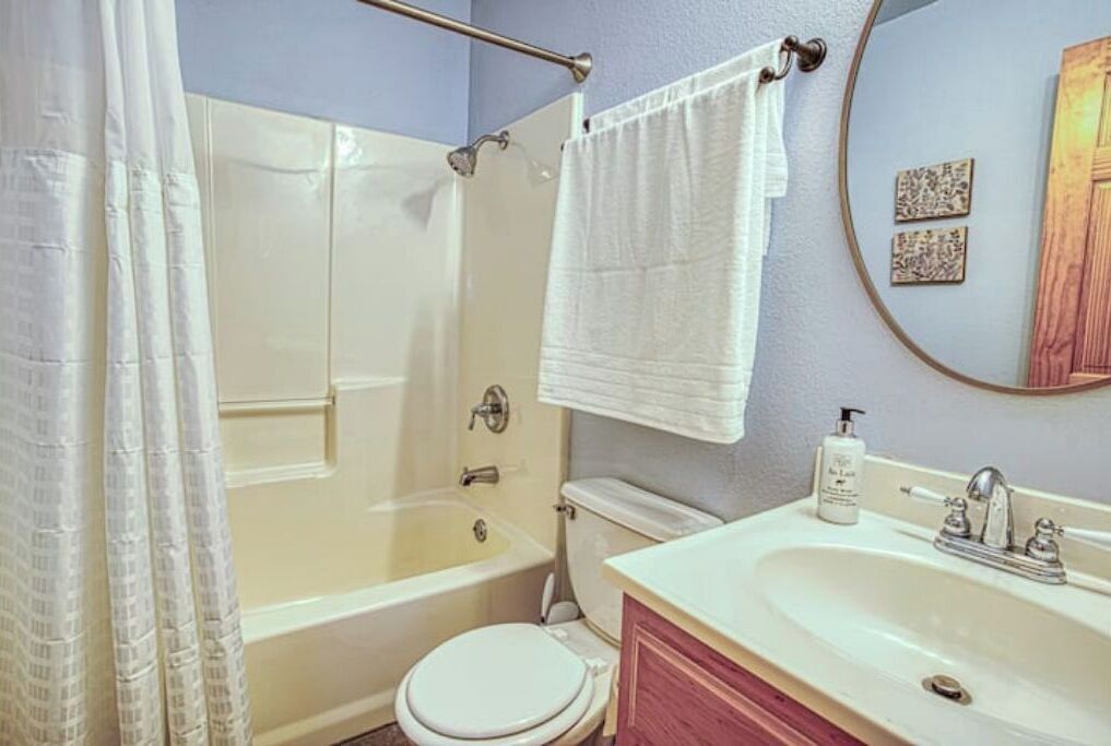Un baño con bañera, inodoro y lavabo.