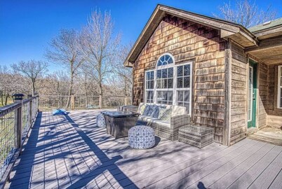 Relaxing Lake Retreat off I-40