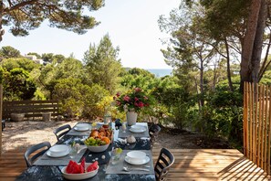 Outdoor dining - Le Pinédou, a mobile home nestled under the trees (Hyères)