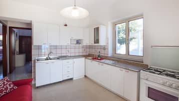 Fridge, stovetop, coffee/tea maker, cookware/dishes/utensils