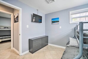 3 Schlafzimmer, Schreibtisch, Bügeleisen/Bügelbrett, Reisekinderbett