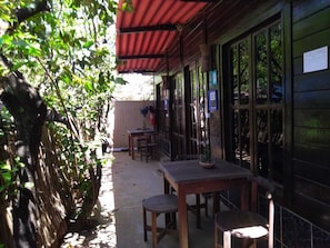 Standard Suite | Living area | 42-inch LED TV with satellite channels - Vila Mar (Fernando de Noronha)