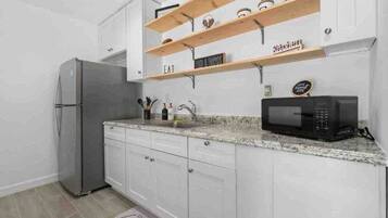 Batterie de cuisine, vaisselle et ustensiles