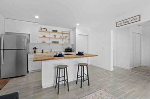 Batterie de cuisine, vaisselle et ustensiles