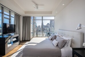 3 多间卧室、客房内保险箱、办公桌、熨斗/熨衣板