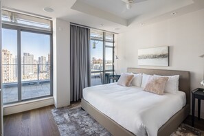 3 bedrooms, in-room safe, desk, iron/ironing board - Luxurious Penthouse in Trendy Yaletown with Private Rooftop Pool (Vancouver)