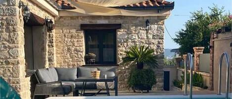 حمّام سباحة مُدفَّأ