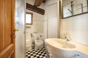 Dusche, Haartrockner, Bidet, Handtücher