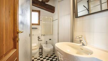 Douche, sèche-cheveux, bidet, serviettes fournies