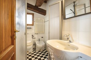 Douche, sèche-cheveux, bidet, serviettes fournies