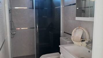 Standard Twin Room | Bathroom | Shower, rainfall showerhead, hair dryer, slippers