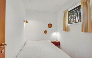 3 bedrooms, travel crib
