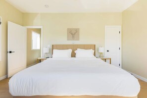 2 soverom, skrivebord, strykejern/-brett og reiseseng for barn