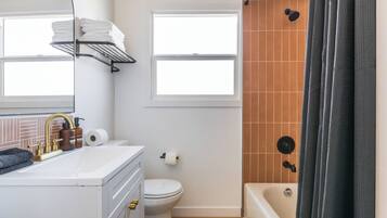 Haartrockner, Handtücher, Seife, Shampoo