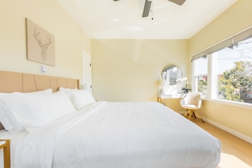 Master Bedroom
bluegrouprealty travel design architecture vacation interiordesign airbnbexperience airbnbhost airbnbsuperhost realestate trip beautifuldestinations vacationrental losangeles hollywood longbeach