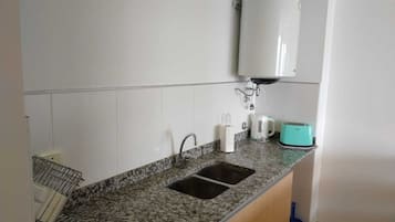 Réfrigérateur, micro-ondes, plaque de cuisson, bouilloire électrique