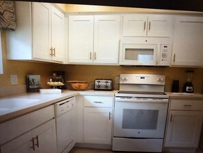 Private kitchen - 2 Bedroom, 2 Bath Condo, Port O'Call, Shipyard Plantation, Hilton Head, SC (Hilton Head Island)