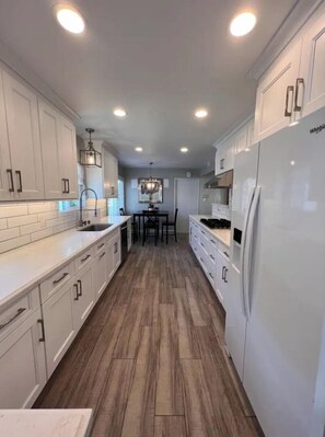Fridge, oven, stovetop, cookware/dishes/utensils