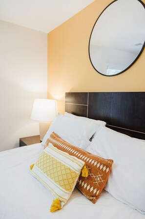 2 habitaciones, escritorio y tabla de planchar con plancha