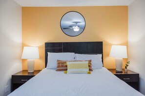 2 habitaciones, escritorio y tabla de planchar con plancha 