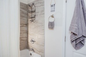 Een douche, een haardroger, handdoeken, zeep