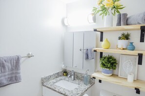 Douche, sèche-cheveux, serviettes fournies, savon