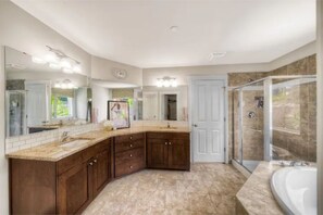 Shower, hair dryer, towels, soap - Family friendly getaway in University Place, WA (University Place)