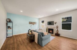 Living area - Family friendly getaway in University Place, WA (University Place)