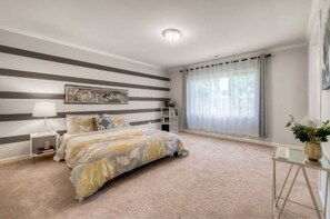4 habitaciones, tabla de planchar con plancha y ropa de cama