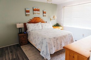 1 bedroom, desk, WiFi, bed sheets