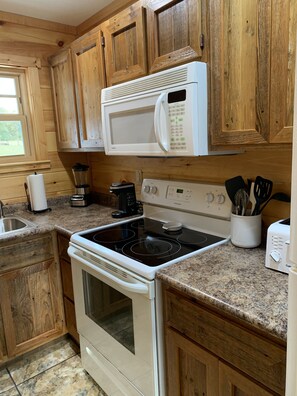 冷蔵庫、電子レンジ、オーブン、コンロ