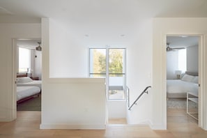 4 chambres, bureau, fer et planche à repasser, lit parapluie