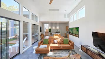 Smart-TV, BĂŒcher, Stereoanlage