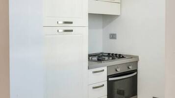 Frigorifero, forno, lavastoviglie, tavolo da pranzo