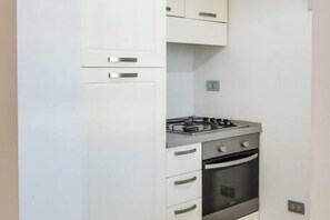 冰箱、烤箱、洗碗机、餐桌