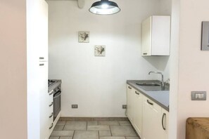 Kjøleskap, ovn, oppvaskmaskin og spisebord