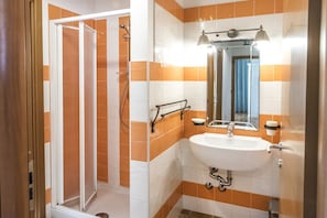 Shower, bidet, towels